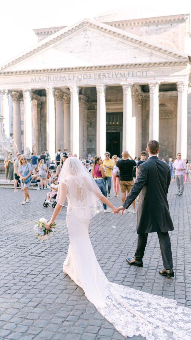 [ YOUR WEDDING PHOTOS IN ROME’S MOST BEAUTIFUL PLACES]
What are the most beautiful spots in Rome to have extraordinary photos of your wedding?
- Pantheon
- Piazza di Spagna
- Piazza Navona
- Fontana di Trevi
Did you know them all? Tell me in the comments!